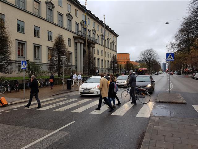 시민들이 스웨덴 스톡홀름 시내 중심가인 스베아바겐의 횡단보도를 여유롭게 건너고 있다. 왕복 4차로를 가로지르는 횡단보도에는 신호등이 없지만 보행자들이 건너가자 차들이 일제히 멈춰 서 있다. 인구 90만명인 스톡홀름 시내에는 횡단보도 5곳 중 1~2곳이 신호등 없이 운영되고 있지만 지난해 시내 전체 교통사고 사망자는 5명에 불과하다.