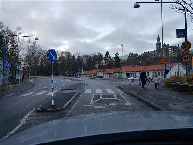 스웨덴 스톡홀름 시내에 신호등 없는 횡단보도 앞에는 과속 방지턱과 보행섬이 함께 마련돼 있다. 횡단보도 가운데 안전하게 머물 수 있는 보행섬은 보행자의 편의성을 높여 주는 동시에 차량의 속도를 줄이는 역할을 한다.