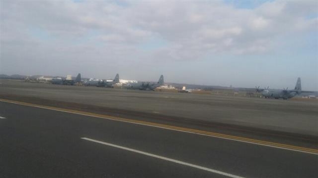 지난 달 28일 도쿄 인근 요코타 기지에 미 공군의 각종 수송기들이 계류돼 있다.