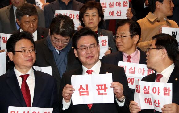 한국당 내년 예산안 의결 미소반대