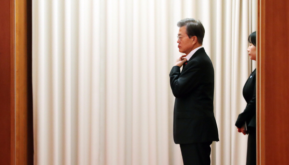 문재인 대통령이 6일 오전 청와대에서 방한 중인 비날리 이을드름 터키 총리를 기다리며 옷매무새를 고치고 있다. 2017. 12. 06  안주영 기자 jya@seoul.co.kr