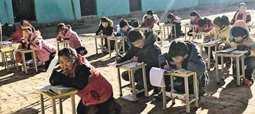 교실 안이 너무 추워 운동장에서 공부하는 중국 초등학생들 홍콩 명보 캡처 연합뉴스