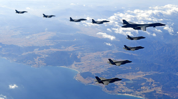 한미 연합공중훈련 ’비질런트 에이스(Vigilant Ace)가 계속된 지난 6일 한반도 상공에서 미국의 장거리전략폭격기 B-1B ’랜서’ 1대와 스텔스 전투기 F-22 ’랩터’, 한국 공군 전투기들이 함께 편대비행하고 있다.  왼쪽부터 한국공군 F-16 2대, F-15K 2대, 미국 B-1B 1대, F-35A 2대, F-35B 2대.  공군 제공=연합뉴스