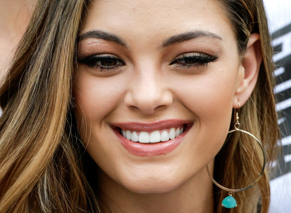 2017년 미스 유니버스 우승자인 남아프리카공화국의 데미-리 넬-피터스가 6일(현지시간) 필리핀 마닐라에서 열린 헌화 행사에 참석하고 있다. EPA 연합뉴스