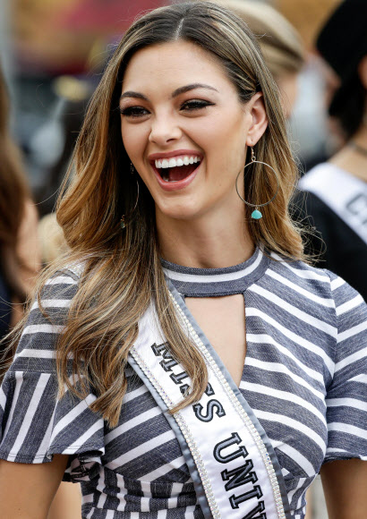 2017년 미스 유니버스 우승자인 남아프리카공화국의 데미-리 넬-피터스가 6일(현지시간) 필리핀 마닐라에서 열린 헌화 행사에 참석하고 있다. EPA 연합뉴스