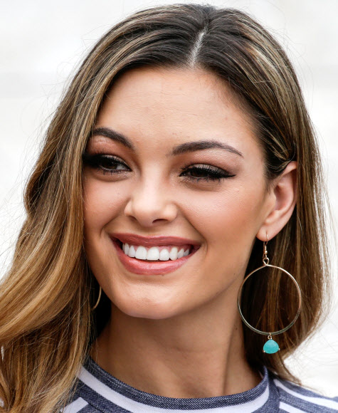 2017년 미스 유니버스 우승자인 남아프리카공화국의 데미-리 넬-피터스가 6일(현지시간) 필리핀 마닐라에서 열린 헌화 행사에 참석하고 있다. EPA 연합뉴스