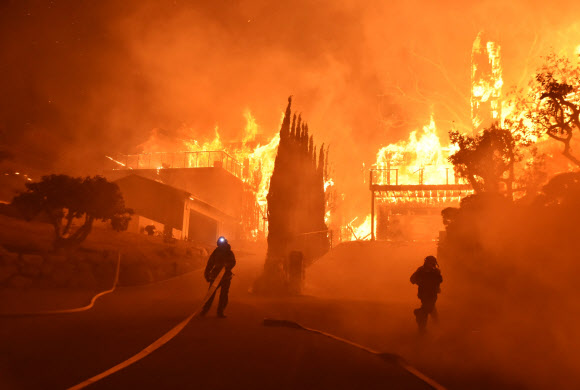 캘리포니아 또 통제불능 산불…2만 7000여명 대피