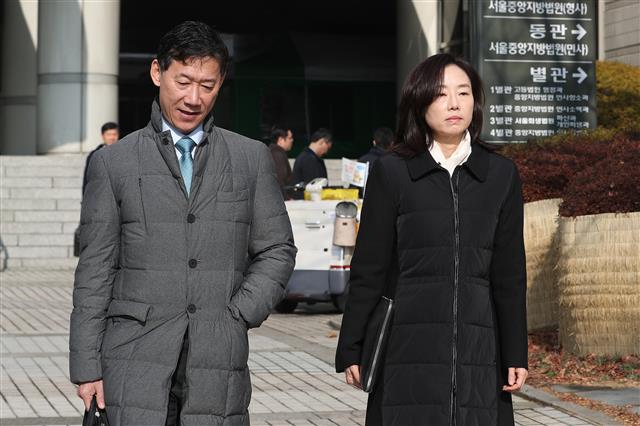 남편과 함께 법원 나서는 조윤선