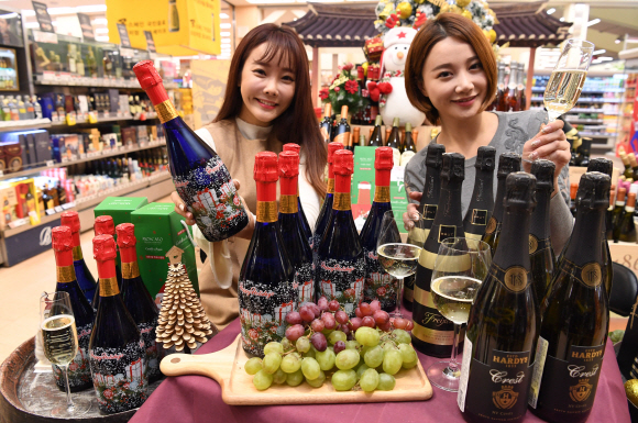 7일 오전 서울 중구 롯데마트 서울역점에서 모델들이 스파클링 와인을 선보이고 있다. 롯데마트는 12월 한 달간 연말 파티에 어울리는 와인 50 여종을 판매한다.  이호정 전문기자 hojeong@seoul.co.kr