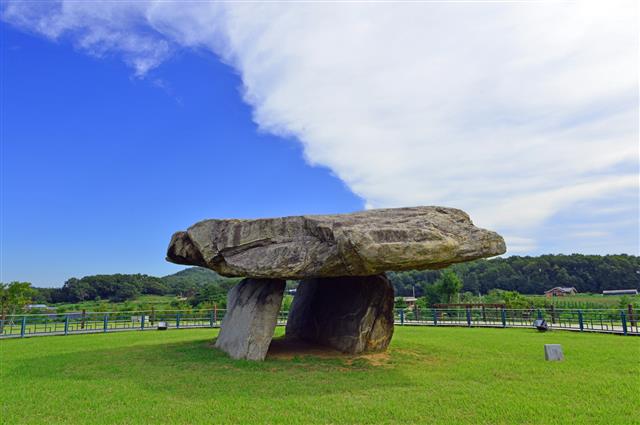강화 부근리에 있는 고인돌(지석묘) 전경.