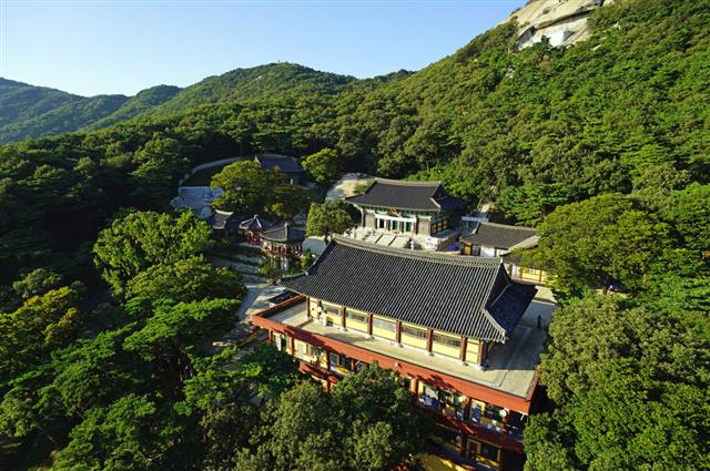 우리나라 3개 기도성지로 꼽히는 보문사.