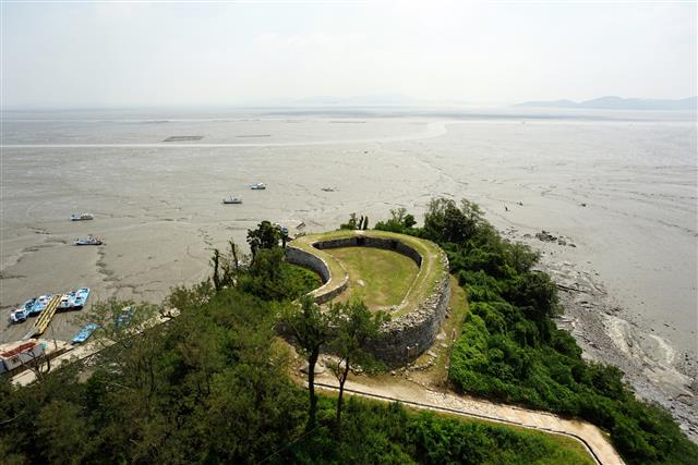 분오리돈대에서 바라본 세계 5대 갯벌 중의 하나인 강화갯벌.
