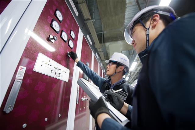한국전기안전공사 직원들이 7일 다중이용시설의 비상 발전기를 점검하고 있다. 한국전기안전공사 제공