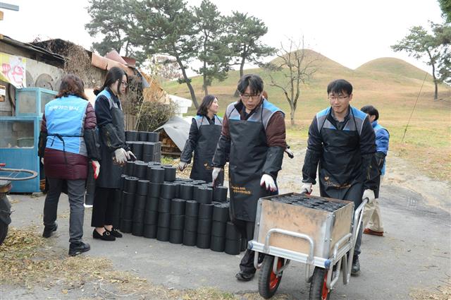 한국가스공사 임직원들이 겨울철을 앞두고 대구 동구 불로봉무동에서 취약계층을 위한 연탄 나눔 봉사활동을 펼치고 있다. 한국가스공사 제공