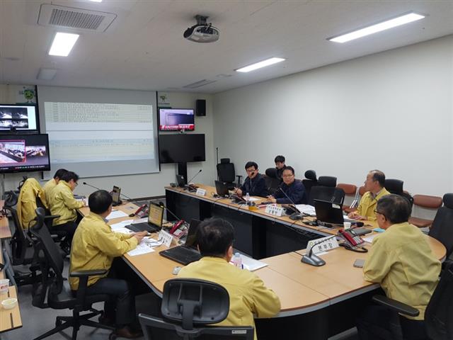 원자력환경공단 임직원들이 재난상황실에서 방폐장 안전을 점검하고 있다. 원자력환경공단 제공