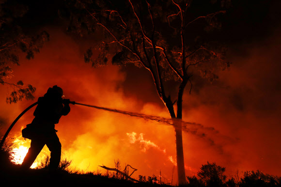 지난 10월 대형산불이 발생한 미국 캘리포니아 지역에 두 달 만에 또다시 큰 산불이 발생했다. 과학자들은 이번 산불의 원인을 지구 온난화로 인한 기후변화로 보고 있다. 2017-12-08 로이터 연합