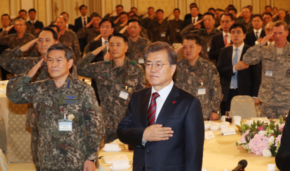 문재인 대통령이 8일 오후 청와대 영빈관에서 열린 전군 주요지휘관 격려 오찬에서 군 지휘관들과 함께 국기에 경례하고 있다. 안주영 기자 jya@seoul.co.kr
