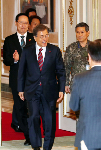 문재인 대통령이 8일 오후 청와대 영빈관에서 열린 전군 주요지휘관 격려 오찬 참석하고 있다. 안주영 기자 jya@seoul.co.kr