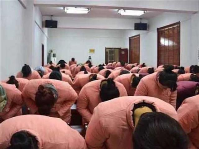 중국 랴오닝성 푸순시의 한 여성도덕 학원이 최근 여성 차별 교육을 실시해 거센 비판을 받고 폐쇄됐다. 이 학원 수강생들이 남편에게 허리를 굽혀 인사하는 법을 배우는 모습. 바이두 캡처