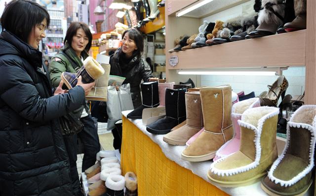 서울 중구 명동의 한 신발 매장에서 소비자가 어그부츠를 고르고 있다. 서울신문 DB