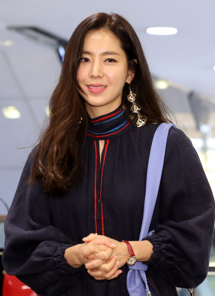 배우 한채아가 8일 서울 중구 소공동 롯데백화점 로사케이 매장에서 포즈를 취하고 있다.  연합뉴스