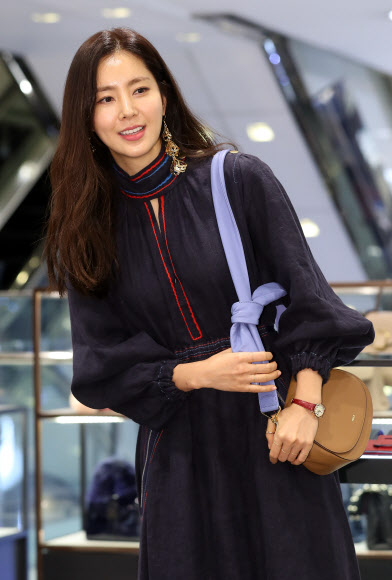 배우 한채아가 8일 서울 중구 소공동 롯데백화점 로사케이 매장에서 포즈를 취하고 있다.  연합뉴스