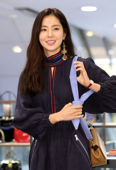 배우 한채아가 8일 서울 중구 소공동 롯데백화점 로사케이 매장에서 포즈를 취하고 있다.  연합뉴스