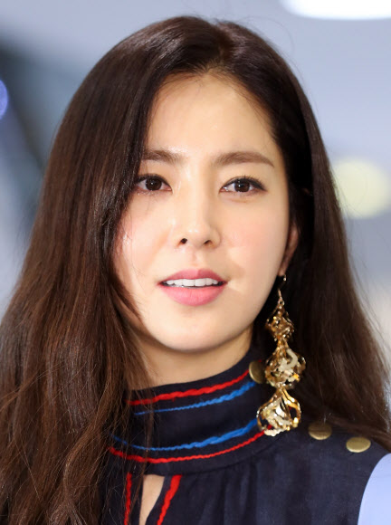 배우 한채아가 8일 서울 중구 소공동 롯데백화점 로사케이 매장에서 포즈를 취하고 있다.  연합뉴스