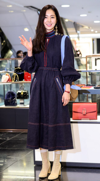 배우 한채아가 8일 서울 중구 소공동 롯데백화점 로사케이 매장에서 포즈를 취하고 있다.  연합뉴스