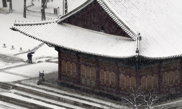 10일 서울 덕수궁에 많은 눈이 내려 쌓여 있다.2017.12.10 박지환 기자 popocar@seoul.co.kr