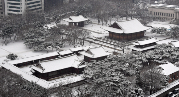 10일 서울 덕수궁에 많은 눈이 내려 쌓여 있다.2017.12.10 박지환 기자 popocar@seoul.co.kr