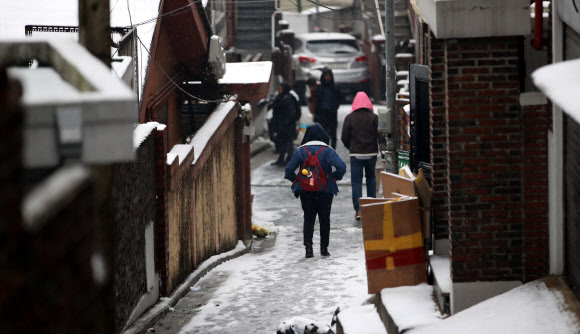 빙판으로 변한 골목길 조심조심