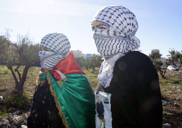 복면한 여성 시위대