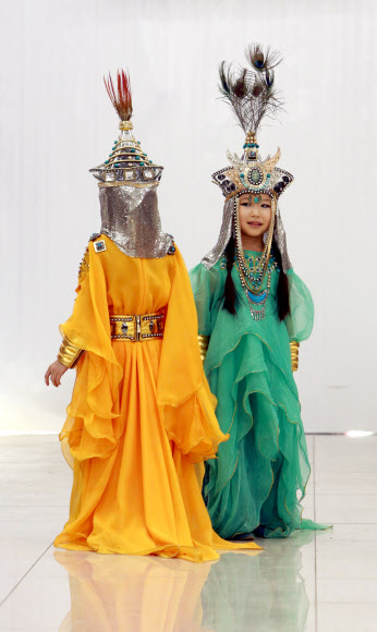 모델들이 9일(현지시간) 키르기스스탄 비슈케크에서 열린 ‘패션 위크’ 중 키르기스스탄 디자이너 Ivan Kornilov의 작품을 선보이고 있다. EPA 연합뉴스