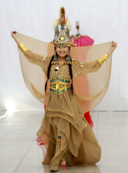 모델이 9일(현지시간) 키르기스스탄 비슈케크에서 열린 ‘패션 위크’ 중 키르기스스탄 디자이너 Ivan Kornilov의 작품을 선보이고 있다. EPA 연합뉴스