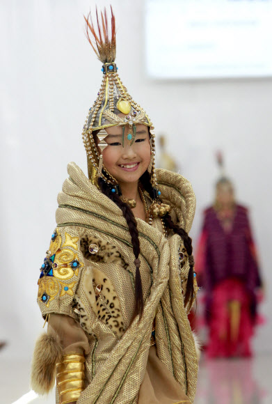 모델이 9일(현지시간) 키르기스스탄 비슈케크에서 열린 ‘패션 위크’ 중 키르기스스탄 디자이너 Ivan Kornilov의 작품을 선보이고 있다. EPA 연합뉴스