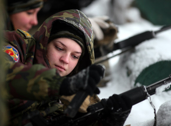 한 소녀가 9일(현지시간) 러시아 이바노보 지역에서 열린 ‘자르 닛사 밀리터리와 패트리어틱 게임’ 중 사격대회에 참가하고 있다. 타스 연합뉴스