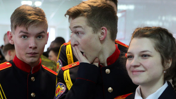 사관 후보생들이 9일(현지시간) 러시아 이바노보 지역에서 열린 ‘자르 닛사 밀리터리와 패트리어틱 게임’에 참가하고 있다. 타스 연합뉴스