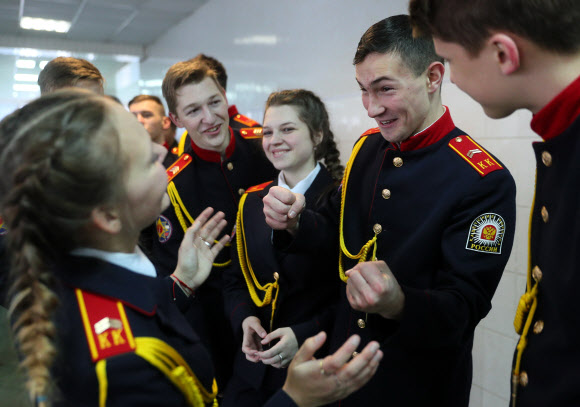 사관 후보생들이 9일(현지시간) 러시아 이바노보 지역에서 열린 ‘자르 닛사 밀리터리와 패트리어틱 게임’에 참가하고 있다. 타스 연합뉴스