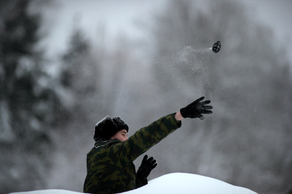 한 소년이 9일(현지시간) 러시아 이바노보 지역에서 열린 ‘자르 닛사 밀리터리와 패트리어틱 게임’ 중 수류탄을 던지고 있다. 타스 연합뉴스