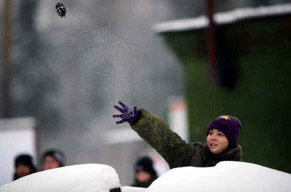 한 소녀가 9일(현지시간) 러시아 이바노보 지역에서 열린 ‘자르 닛사 밀리터리와 패트리어틱 게임’ 중 수류탄을 던지고 있다. 타스 연합뉴스