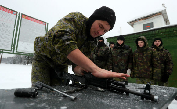 한 소년이 9일(현지시간) 러시아 이바노보 지역에서 열린 ‘자르 닛사 밀리터리와 패트리어틱 게임’ 중 소총을 조립하고 있다. 타스 연합뉴스