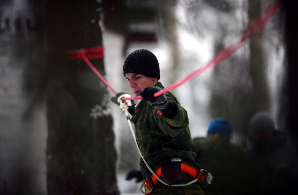 한 소년이 9일(현지시간) 러시아 이바노보 지역에서 열린 ‘자르 닛사 밀리터리와 패트리어틱 게임’에 참여하고 있다. 타스 연합뉴스