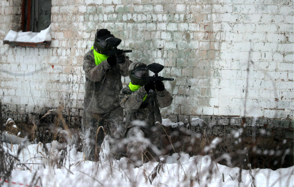 소년들이 9일(현지시간) 러시아 이바노보 지역에서 열린 ‘자르 닛사 밀리터리와 패트리어틱 게임’ 중 소총을 들고 있다. 타스 연합뉴스