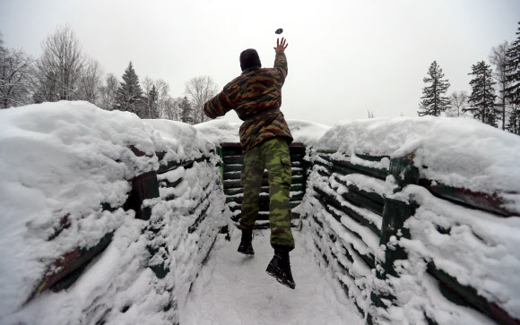 한 소년이 9일(현지시간) 러시아 이바노보 지역에서 열린 ‘자르 닛사 밀리터리와 패트리어틱 게임’ 중 수류탄을 던지고 있다. 타스 연합뉴스