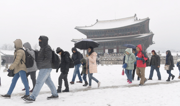눈이 내린 10일 서울 경복궁을 찾은 중국인 단체관광객 관람을 하고 있다. 2017.12.10 박지환기자 popocar@seoul.co.kr