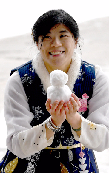 눈이 내린 10일 서울 경복궁을 찾은 중국인 관광객이 눈사람을 만들고 즐거운 표정을 짓고 있다.  2017.12.10 박지환기자 popocar@seoul.co.kr