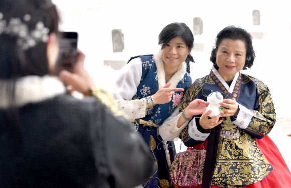 눈이 내린 10일 서울 경복궁을 찾은 중국인 관광객이 눈사람을 만들고 즐거운 표정을 짓고 있다.  2017.12.10 박지환기자 popocar@seoul.co.kr