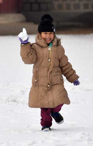 눈이 내린 10일 서울 경복궁을 찾은 중국인 관광객이 눈사람을 만들고 즐거운 표정을 짓고 있다.  2017.12.10 박지환기자 popocar@seoul.co.kr