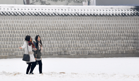 눈이 내린 10일 서울 경복궁을 찾은 중국인 단체관광객 관람을 하고 있다. 2017.12.10 박지환기자 popocar@seoul.co.kr